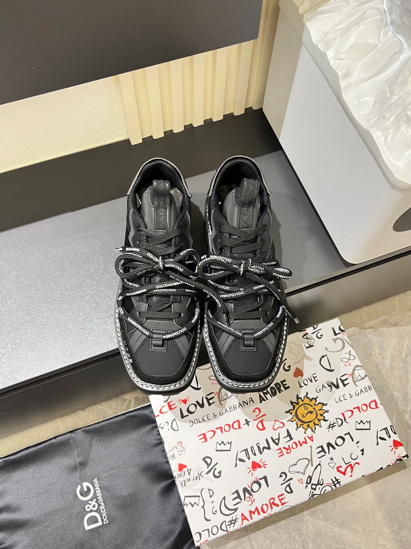 Men's men's shoes💰p640 Dolce&Gabbana/Dolce & Gabbana men's new casual sports shoes This sneaker is made of multiple materials. The nylon fabric upper is integrated with glossy leather, suede leather and rubber elements, and is decorated with reflective details. It has a silk-screen logo and a dual design of thick round and flat laces. It has a square toe, rubber foam midsole and gear pattern rubber composite sole decorated with the iconic "DG" logo. The shoe body is decorated with three-dimensional labels with the brand logo in many places. The style is fashionable and elegant, and the unique design is presented in a dazzling and modern new language. The fabric lining is paired with logo cowhide feet for a stylish and stylish look! Comes with a full set of packaging! Size: 38-44 leather shoe size (45.46 can be customized but does not support returns)